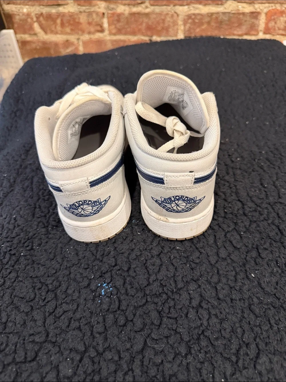 Jordan Kids Low-Top Sneakers in Off-White with Navy Logo